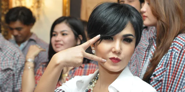 Yuni Shara Serius Pelajari Sosok Capres-Cawapres Yuni Shara Serius Pelajari Sosok Capres-Cawapres