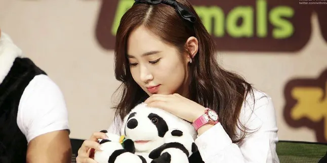 Yuri SNSD Pamer Gerakan Yoga, Bikin Pria Sesak Napas Yuri SNSD Pamer Gerakan Yoga, Bikin Pria Sesak Napas