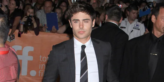 Zac Efron 'Ditelanjangi' di Panggung MTV Movie Awards