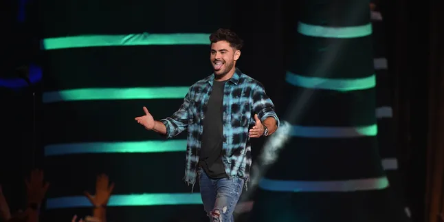 Zac Efron Tampil Kece Tanpa Rambut Gimbal di Teen Choice Awards 2018