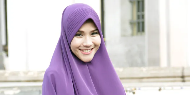 Zaskia Adya Mecca Pakai Gamis dan Jilbab Panjang, Makin Cantik!