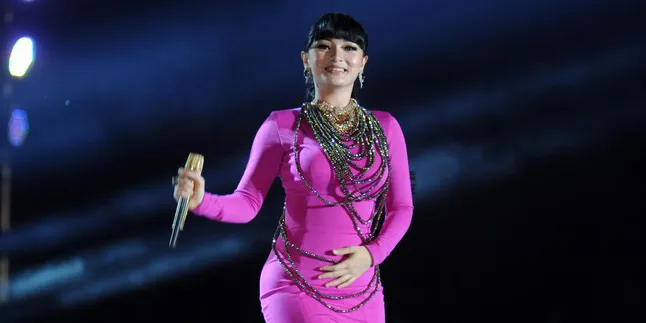 Zaskia Gotik Hina NKRI, LSM KPK: Orang Awam Tahu Lambang Negara! Zaskia Gotik Hina NKRI, LSM KPK: Orang Awam Tahu Lambang Negara!
