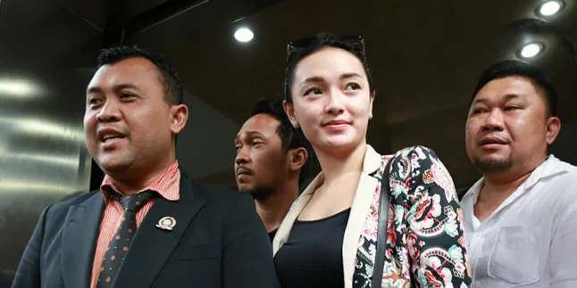 Zaskia Gotik Tulis Surat Permintaan Maaf Pada Presiden Jokowi Zaskia Gotik Tulis Surat Permintaan Maaf Pada Presiden Jokowi
