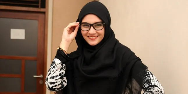Zee Zee Shahab Tak Pernah Lupa Cium Tangan Mama Zee Zee Shahab Tak Pernah Lupa Cium Tangan Mama