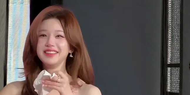 Zhao Lusi Cries While Talking About Fans, Admits She Loves Them So Much