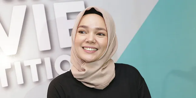 Ziarah ke Kuburan Almarhum Orangtua Beri Dewi Sandra Pelajaran Tersendiri Ziarah ke Kuburan Almarhum Orangtua Beri Dewi Sandra Pelajaran Tersendiri