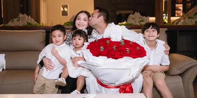 11 Potret Raffi Ahmad dan Nagita Slavina Rayakan Anniversary ke-11 Bareng Anak-Anak, Dapat Buket Mawar Jumbo