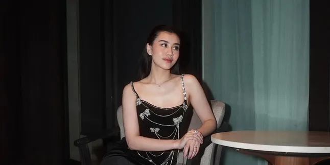 7 Potret Aaliyah Massaid Saat Kondangan, Cantik Bergaun Kupu-Kupu