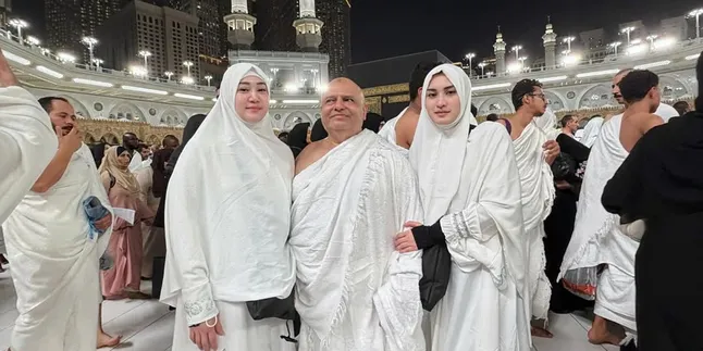7 Potret Angbeen Rishi Jalani Umrah di Bulan Ramadan, Cantik Kenakan Hijab