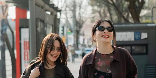 7 Potret Ayu Ting Ting Photoshoot Bareng Hesti dan Anak di Korea, Hasilnya Memukau