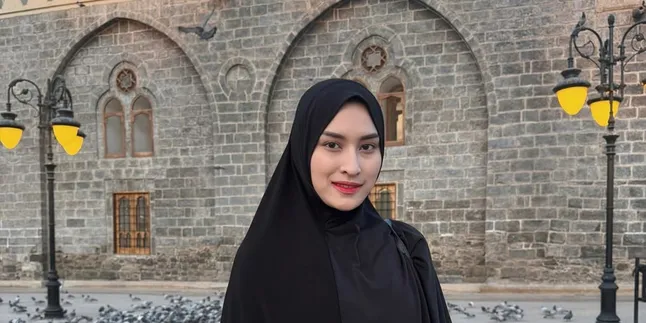7 Potret Cantik Angbeen Rishi dengan Hijab Panjang saat Umroh, Justru Makin Bersinar dan Penuh Pesona