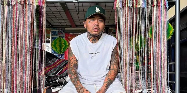 7 Potret Dapur King Abdi di Rumah, Minimalis dengan Beragam Bumbu Dapur