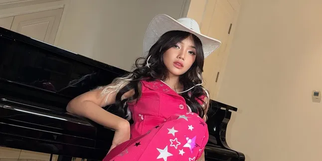 7 Potret Fuji dalam Balutan Lehenga Bernuansa Pink, Cantik dan Cute Abis