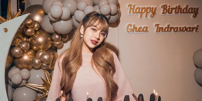 7 Potret Ghea Indrawari Rayakan Ulang Tahun ke-28, Dapat Banyak Kue dan Bunga