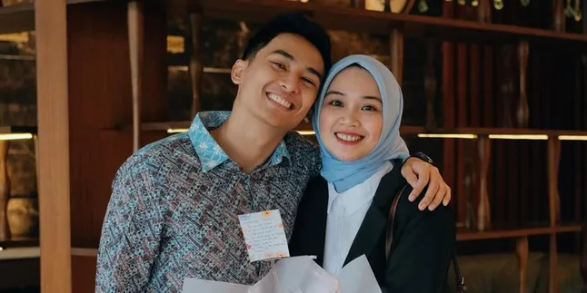 7 Potret Istri Ardit Erwandha Dilantik sebagai Notaris, Dapat Ucapan Manis dari Putrinya