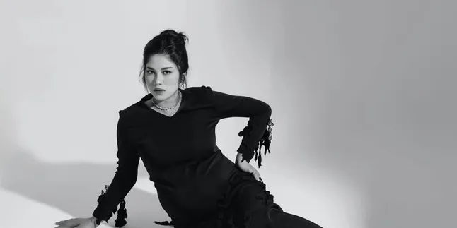 7 Potret Maternity Shoot Terbaru Ochi Rosdiana, Didoakan Sehat hingga Melahirkan