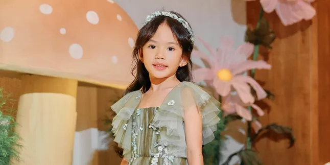 7 Potret Putri Shandy Aulia Saat School Trip, Tak Segan Turun ke Sawah