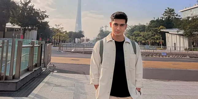 7 Potret Teuku Ryan Salat Jumat di Masjid Guangzhou, Rasakan Suasana Adem di China