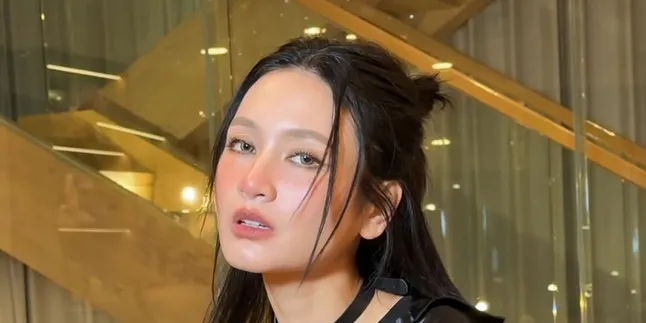 7 Potret The Chanisara saat Coba Seblak yang Lagi Viral di Thailand, Ketagihan Meski Tak Ada Kuahnya