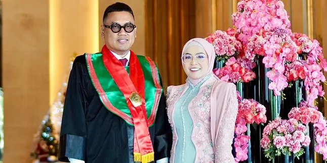 7 Potret Uya Kuya Wisuda S2, Astrid Ingatkan Masalah Pelik yang Telah Dilalui