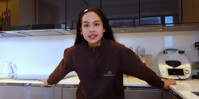 8 Potret Dapur Apartemen Maudy Ayunda, Desain Minimalis dan Simpel