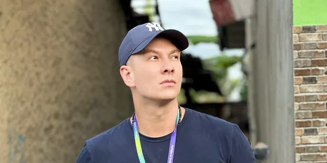 8 Potret Kocak Bertrand Antolin Ajari Netizen Cara Jadi Model, Pakai Metode Sakit