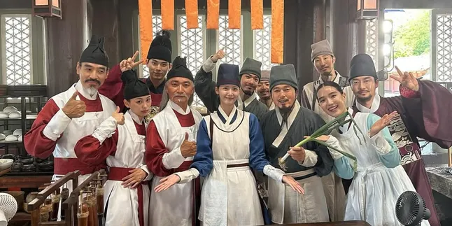 9 Potret Kedekatan Yoona SNSD dengan Pemain BON APP&Eacute;TIT, YOUR MAJESTY, bak Keluarga Sendiri