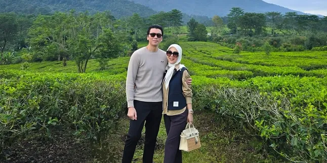 9 Potret Romantis Syahrini dan Reino Barack di Puncak, Sarapan di Tengah Kebun Teh