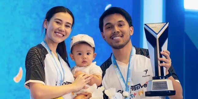Aaliyah Massaid dan Thariq Halilintar Tanding Badminton, Baby Arash Ikut Naik Podium
