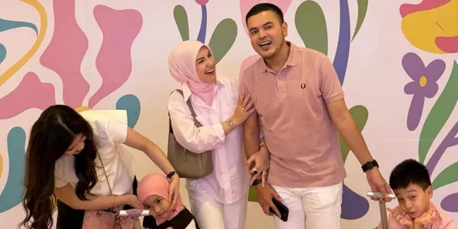 Amala Anak Irish Bella Jalan-jalan Pakai Kerudung, Sempat Nyungsep