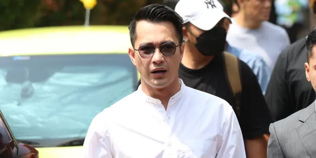 Cobaan Bertubi, di Tengah Proses Cerai Eza Gionino Kabarkan Sang Ayah Jatuh Sakit