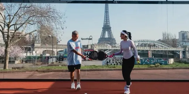 Gading Marten & Medina Dina Main Padel dengan Latar Menara Eiffel