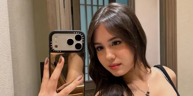 Gaya Mirror Selfie Nicole Rossi, Pamer Kecantikan yang Paripurna