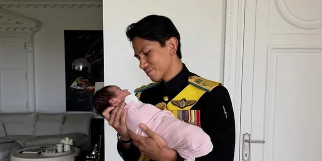 Gaya Pangeran Abdul Mateen Asuh Anak, Ayah Idaman Banget