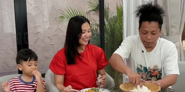 Indah Permatasari Buka Puasa di Tepi Pantai, Takjub Rumah Arie Kriting di Baubau