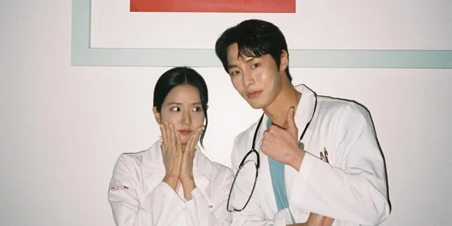 Jisoo BLACKPINK Bagikan Potret Behind The Scene Bareng Deretan Pacar Virtual di BOYFRIEND ON DEMAND