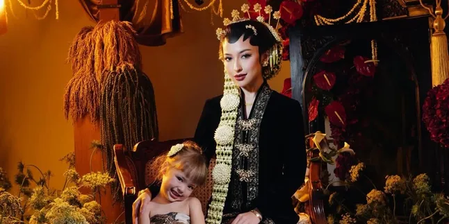 Kamari Pakai Kemben Batik di Foto Prewedding Jennifer Coppen Bikin Auto Gemas