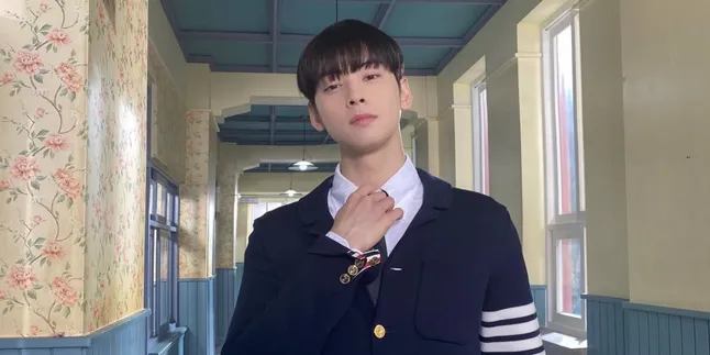 Pesona Cha Eun Woo Pakai Seragam, Gantengnya Ugal-ugalan