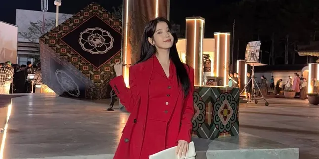 Pesona IU Pakai Red Outfit di PERFECT CROWN, Merahnya Mewah