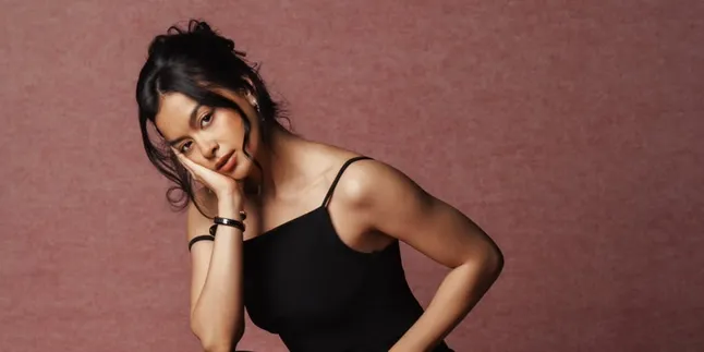 Photoshoot Terbaru Eva Celia dengan Nuansa Dark and Pink, Visualnya Super Classy