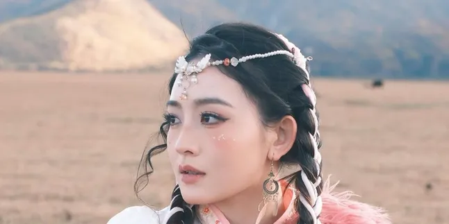 Potret Cantik Natasha Wilona Pakai Baju Tradisional Tibet, Merona Merah Muda di Tiongkok