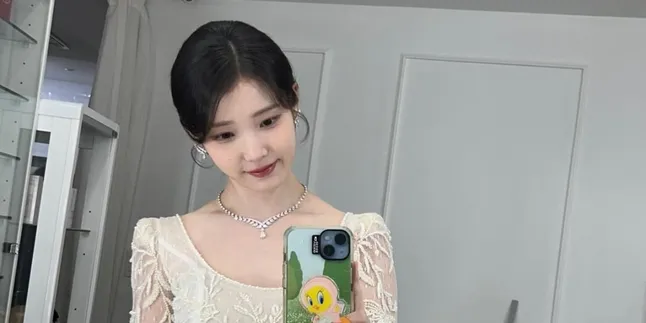 Potret IU Mirror Selfie, Casing & Pop Socket Gemas Bikin Salfok