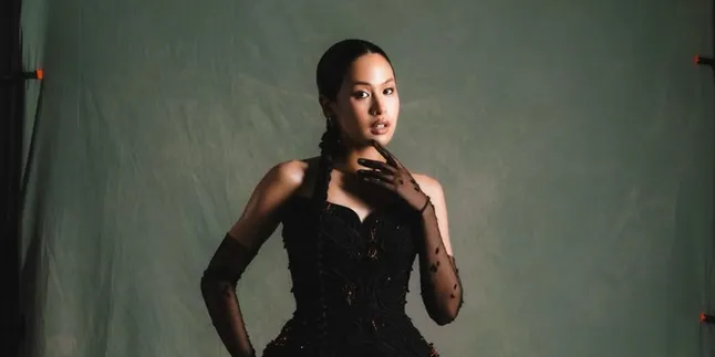 Potret Maudy Ayunda di Gala Premiere 'PARA PERASUK', Gaunnya Bertabur Ornamen Semut