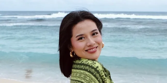 Potret Shabrina Leanor di Pantai, Gayanya Bikin Netizen Tergocek
