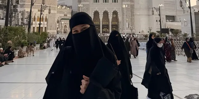 7 Potret Vanesha Prescilla Bercadar Saat Umrah, Penampilannya Bikin Adem