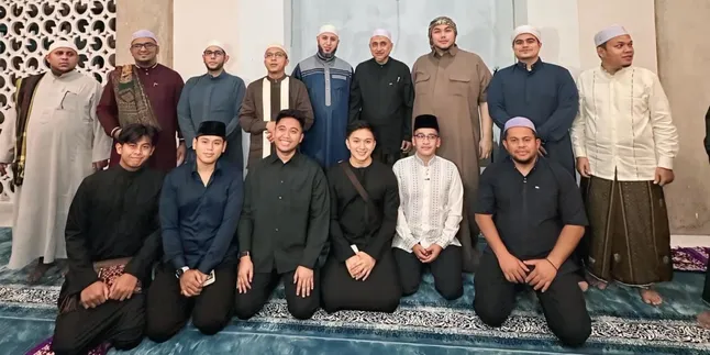 Ruben Onsu Tarawih di Masjid Baru Ivan Gunawan, Ungkap Rasa Bangga Pada Sang Sahabat
