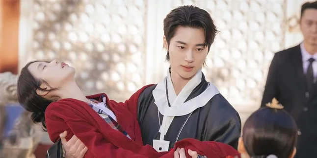 Still Cut PERFECT CROWN Bikin Penasaran, Byeon Woo Seok Gendong IU