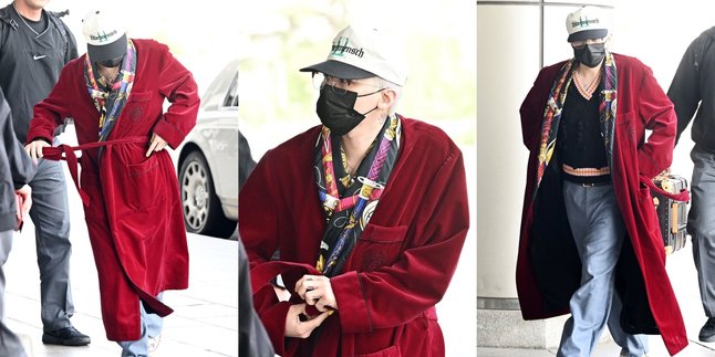 Terbang ke Tokyo Jelang Konser, 8 Potret G-Dragon Tampil Nyentrik Pakai Bathrobe di Bandara - Aura Holkay-nya Nembus Layar