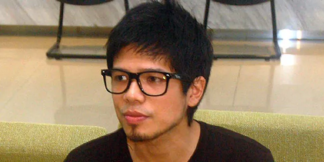 Baim Nangis Saat Gendong Anak Pertama