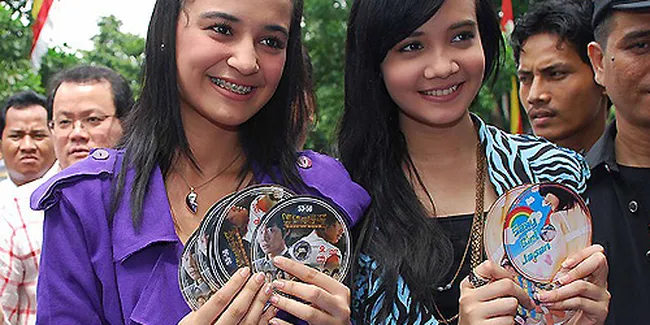 Artis Nagaswara Musnahkan CD Bajakan